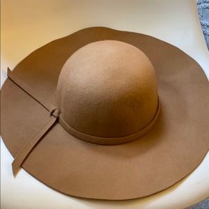 Lulus Tan Hat